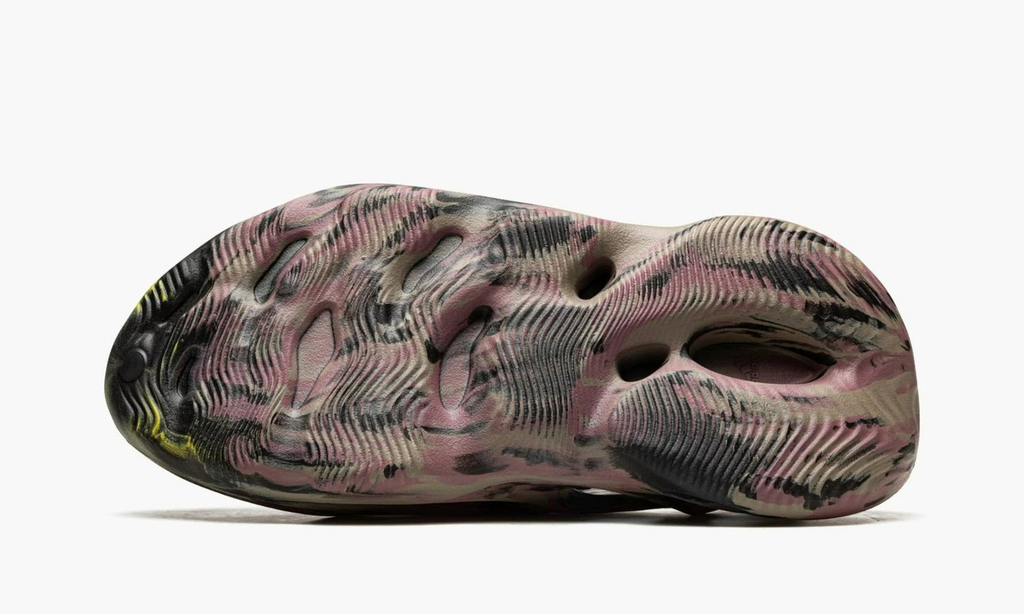 Yeezy Foam RNNR MX "Carbon" - IG9562 | Grailshop